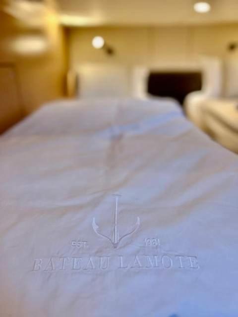 Botel Huswell - Bateau Coco Luxury Yacht In